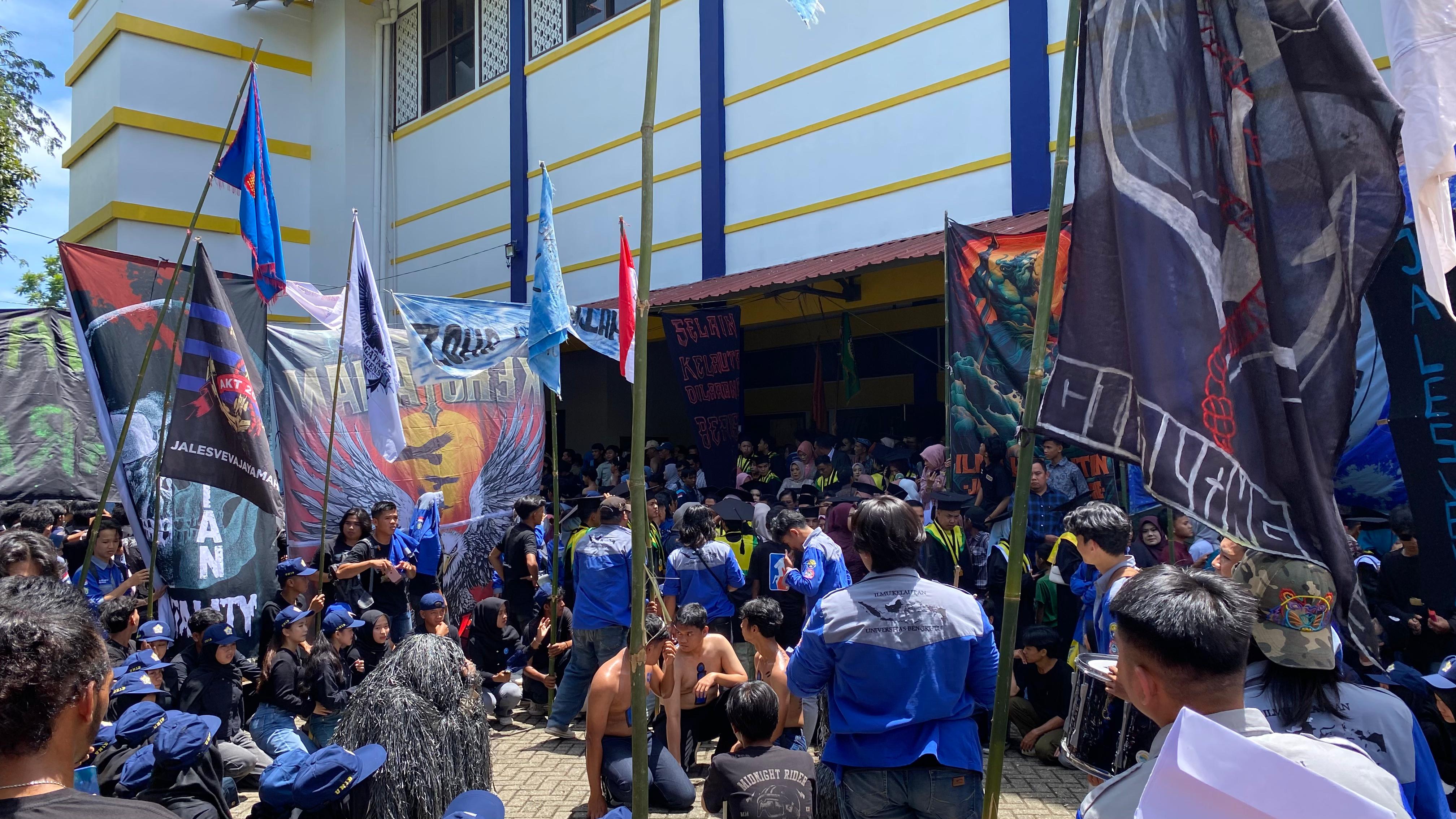 Beri Pesan Menyentuh, Rektor UNIB Lepas 812  Wisudawan Sesi 1 Periode 111 