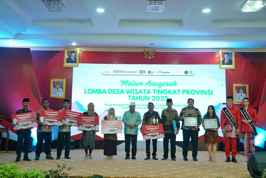 Gubernur Helmi Hasan Serahkan Penghargaan Lomba Desa Wisata 2025