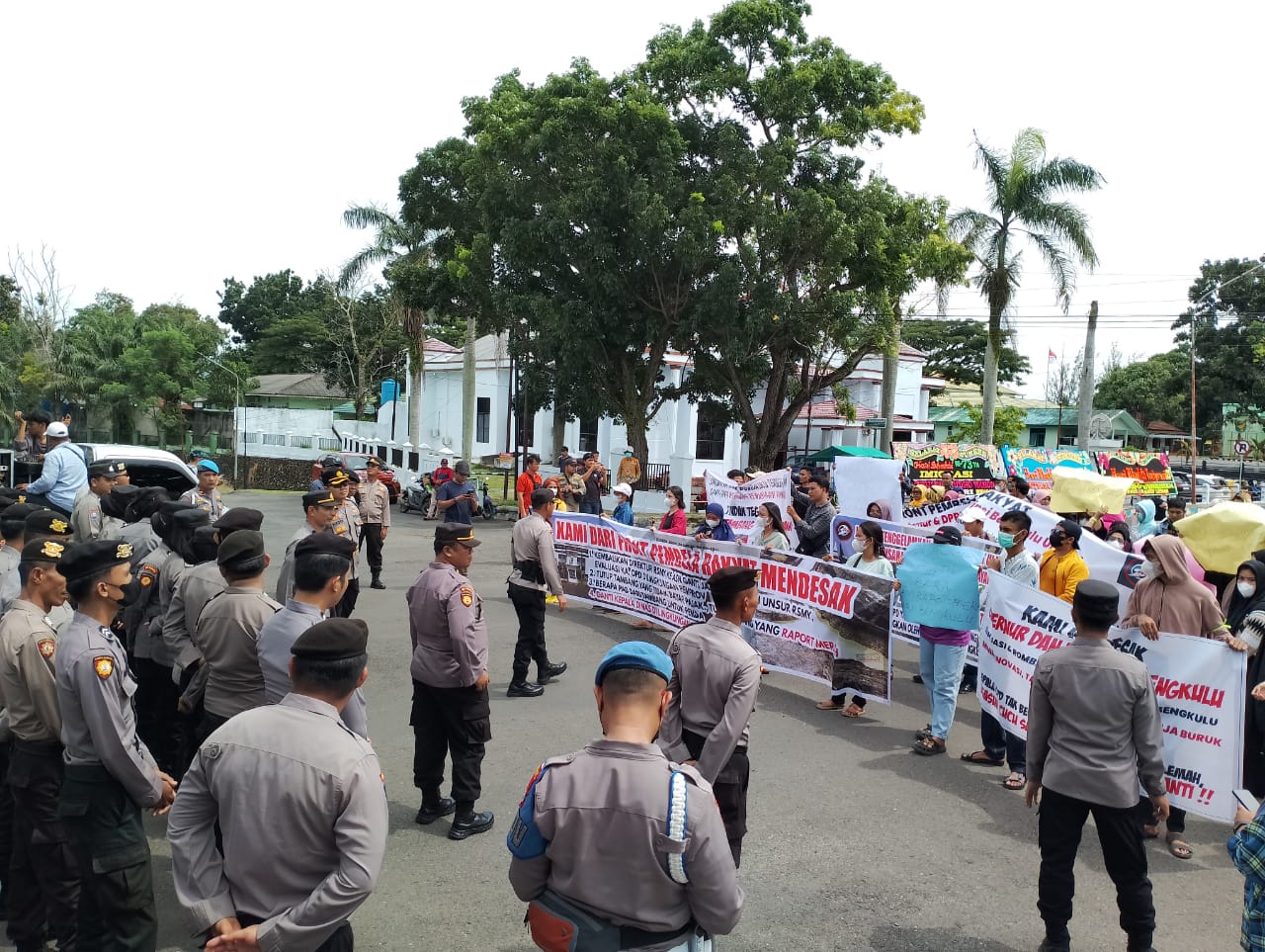 Front Pembela Rakyat Demo Kantor Gubernur dan DPRD, Ini Tuntutannya  