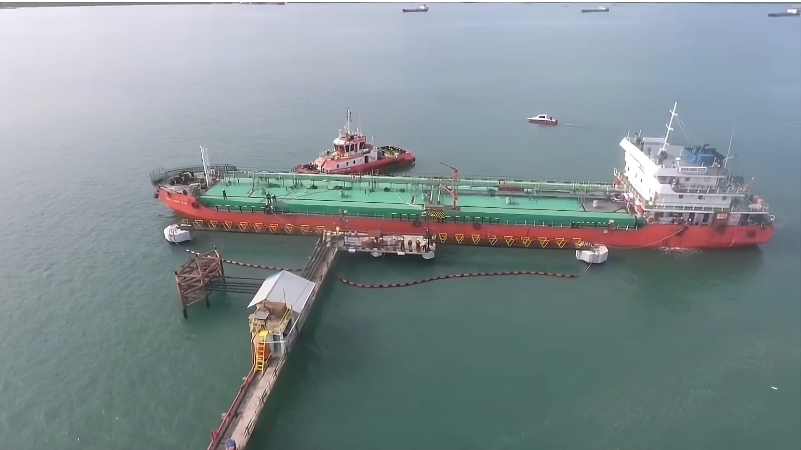 Kapal SPOP Srikandi 515 Bawa 2.200 KL Biosolar dari Padang ke Bengkulu, Bersandar di Pelabuhan Pulau Baai