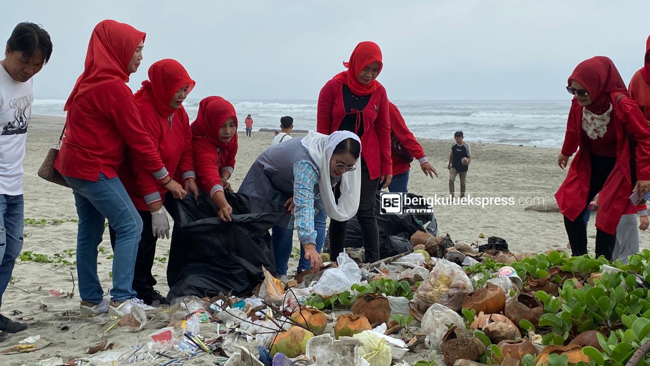 Aksi Bersih Pantai Cara Apt Destita dan CMP untuk Tingkatkan Kepedulian Lingkungan 