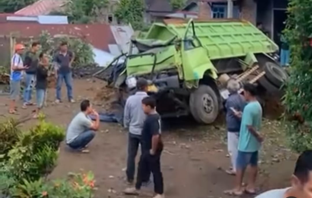 Truk Batubara Terguling di Jalan Lintas Curup - Lubuklinggau, Sopir asal Sarolangun Jambi Meninggal
