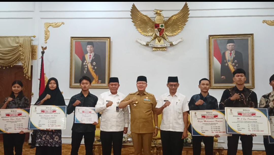 Ketua OSIS di Bengkulu Terima Beasiswa Kuliah Program Leadership Gubernur Bengkulu