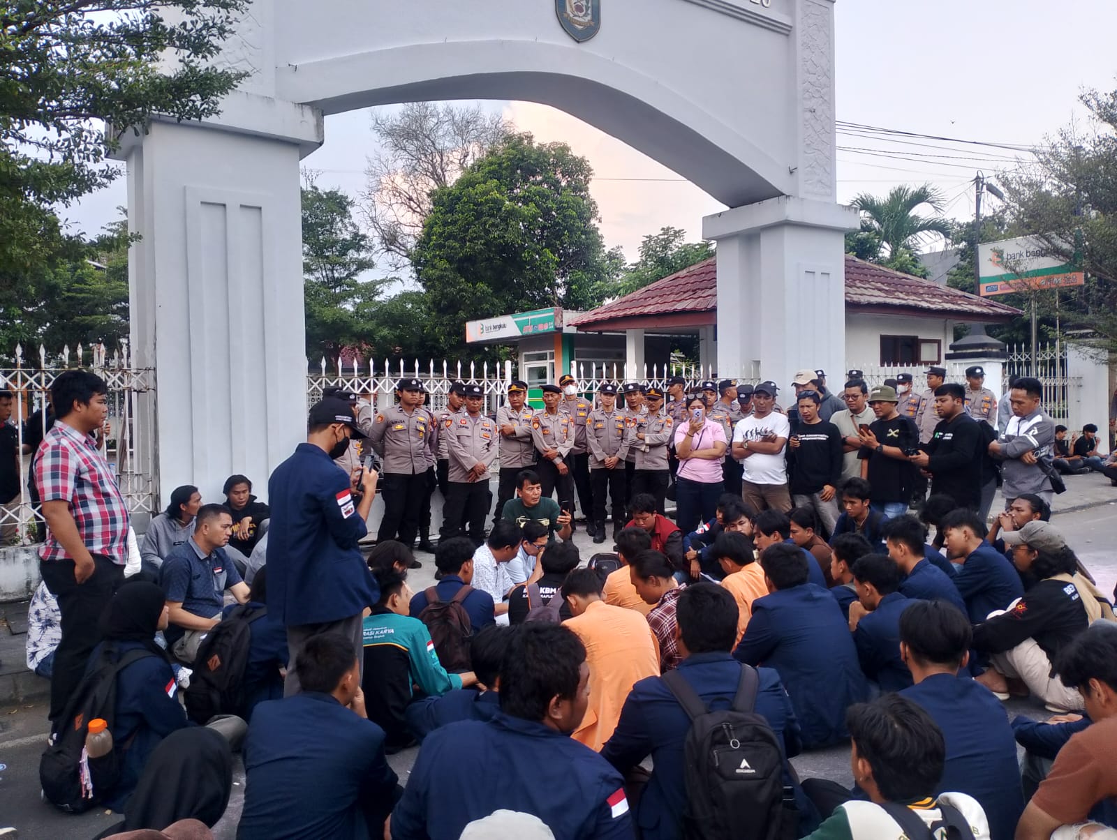 Kantor DPRD Provinsi Bengkulu Didemo Mahasiswa, Menolak Aktivitas LGBT Hingga Peninjauan Pasal Bermasalah 