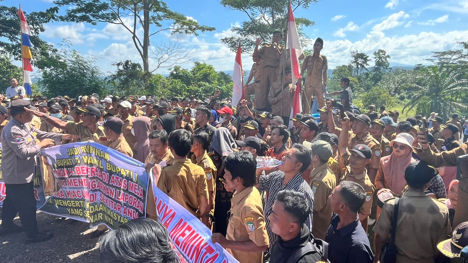 6 Bulan Gaji Tertahan, Ratusan Kades dan Perangkat Desa Seluma Geruduk Kantor Pemda, Ancam Mogok Kerja
