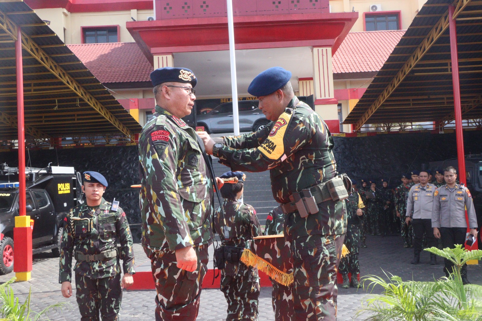 Brimob Polri Berikan Gelar Warga Kehormatan Kepada Kapolda Bengkulu