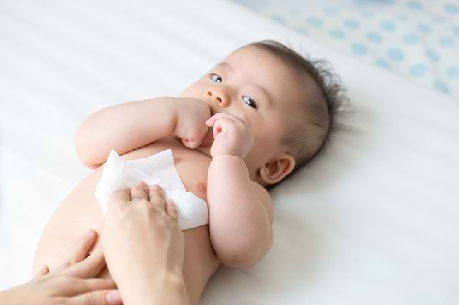 Hati-hati! Kenali Bahaya Tisu Basah bagi Kulit Bayi