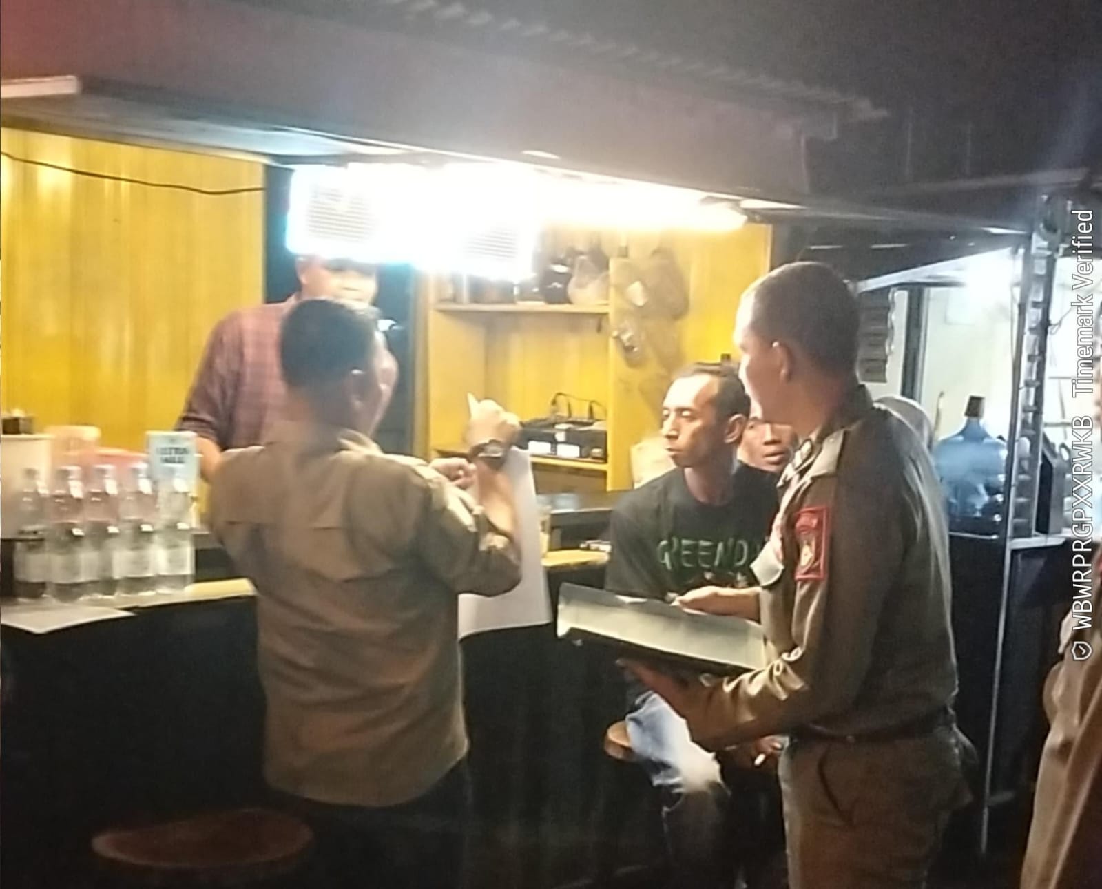 Satpol PP Tertibkan PKL dan Warung Tuak, Aktivitas Malam Dibatasi Hingga Pukul 00.00 WIB