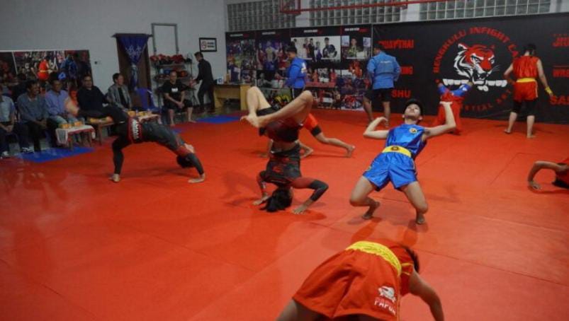 Pj Walikota Bengkulu Serahkan Bantuan Matras untuk Sarana Latihan Atlet MMA