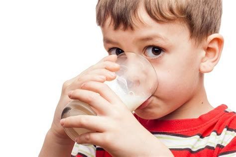 Simak 7 Tips Memberikan Susu Kambing untuk Anak