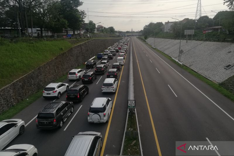 Arus Balik Arah Jakarta di Tol Semarang Padat Merayap