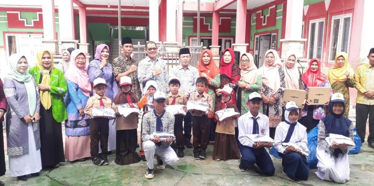 Pembagian Seragam Gratis di Mukomuko, Bupati Sapuan Wujudkan Program Bantuan Pendidikan Tahun Ketiga