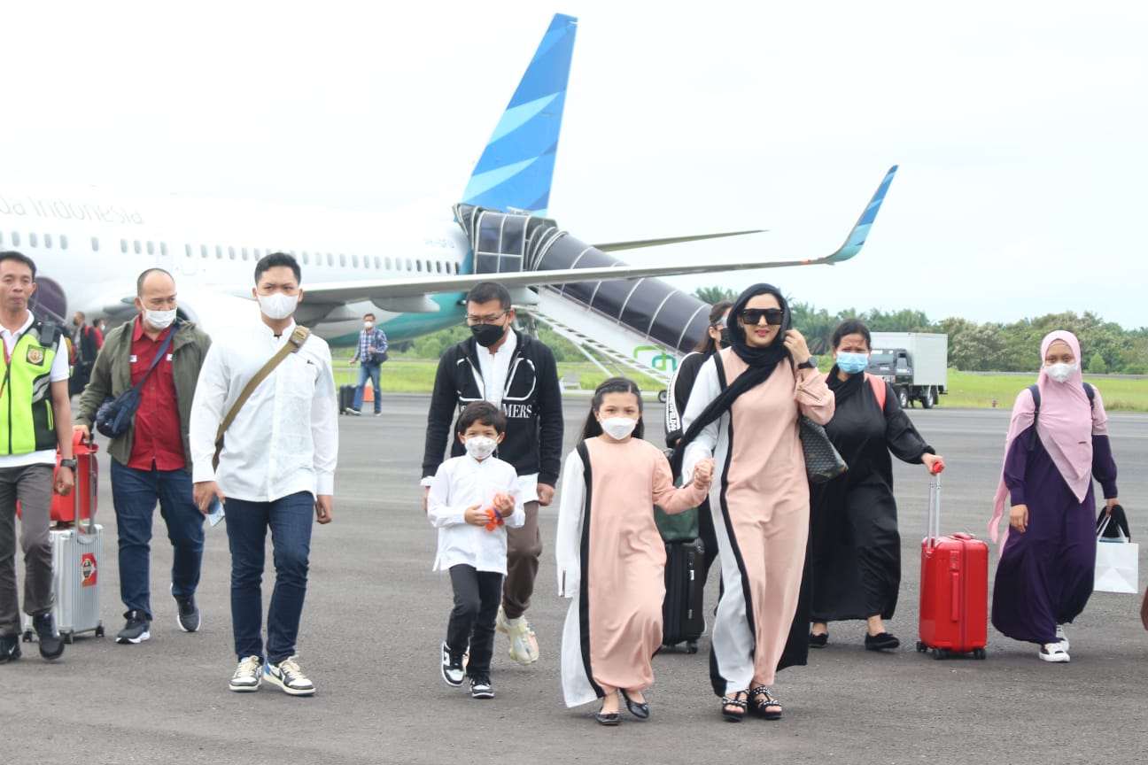 Kenakan Kerudung Hitam Ashanty Tiba di Bengkulu