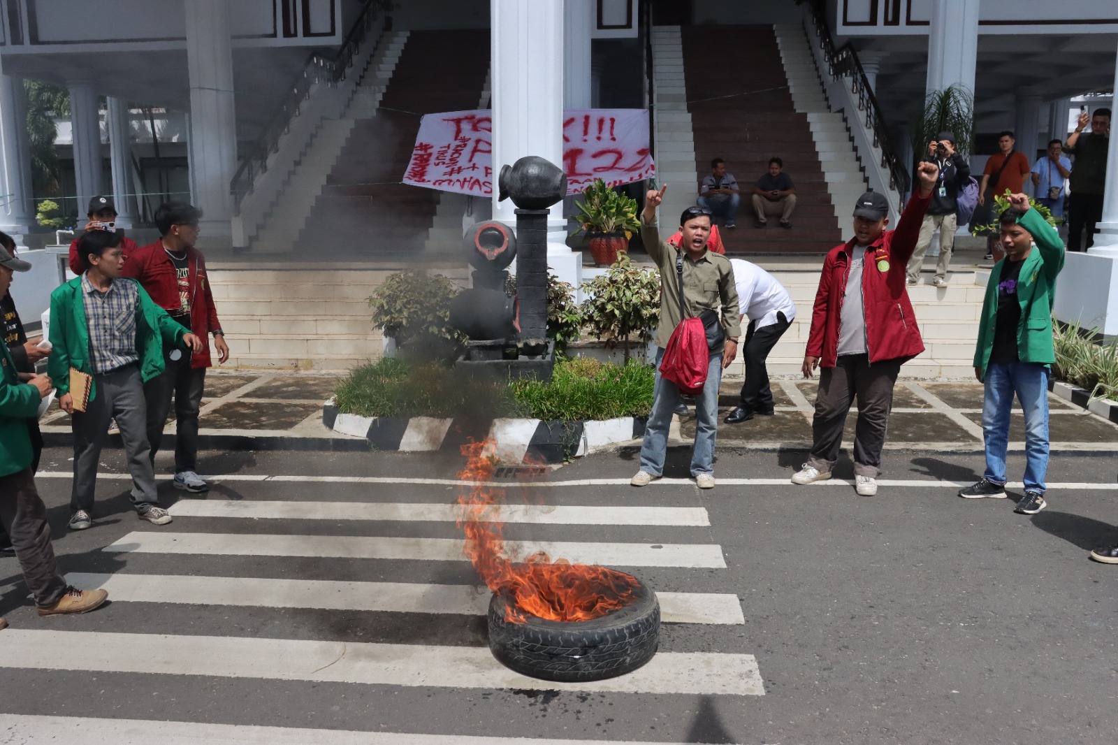 Mahasiswa Bengkulu Gelar Aksi Tolak Kenaikan PPN 12% di Kantor DPRD 