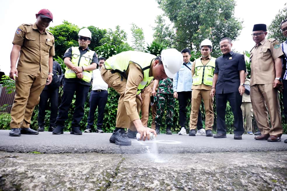 5 Ruas Jalan di Wilayah Lembak Mulai Dibangun, Bupati, Wabup dan Ketua DPRD Lakukan Titik Nol