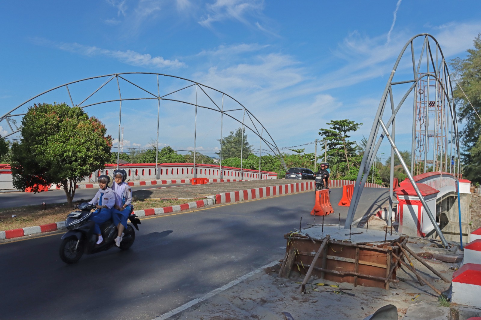 Perubahan Estetika Jembatan di Pantai Panjang dengan Nuansa Merah Putih