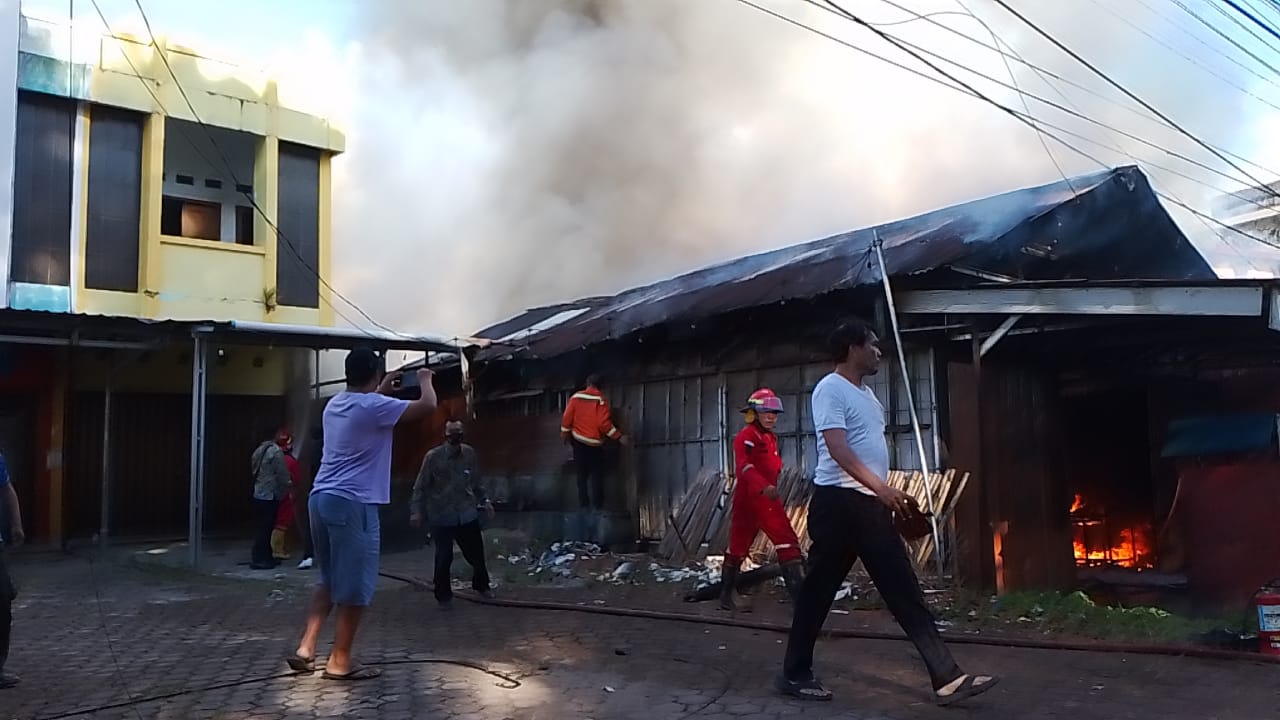 Tiga Kios di Tanah Patah Kota Bengkulu Terbakar 