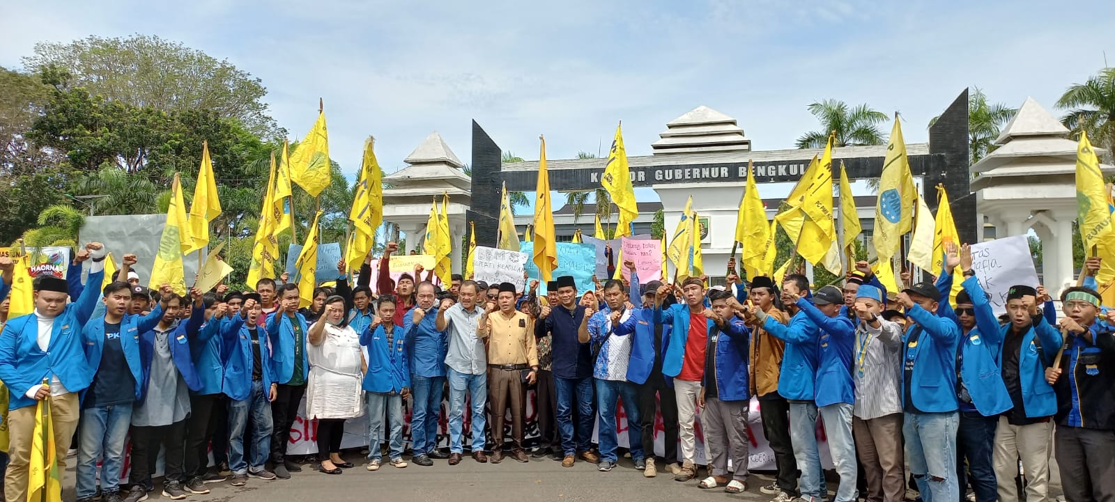 Ditemui Anggota DPRD Provinsi Bengkulu, Mahasiswa Minta Tuntutan Disampaikan ke Pusat 