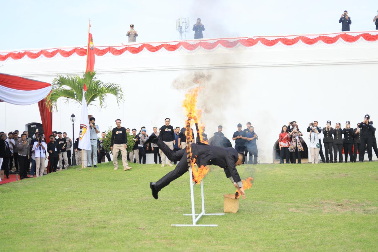Momen Seru! Kapolda Bengkulu Turun Langsung Coba Atraksi Ring Api di Hari Bhayangkara ke-80