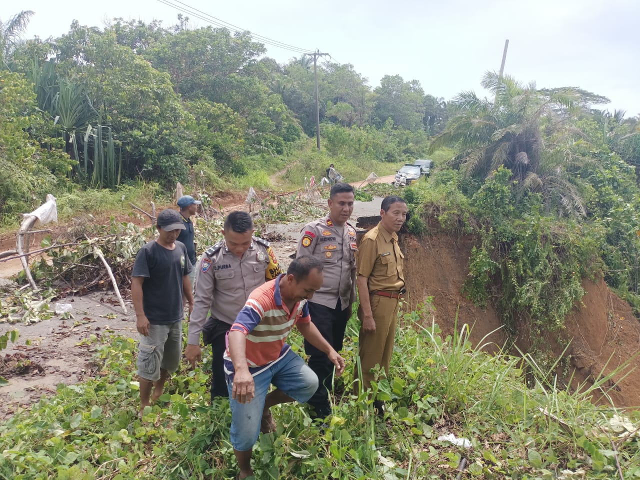 Jalan Desa Selolong Bengkulu Utara Abrasi, Warga Diimbau Berhati-hati