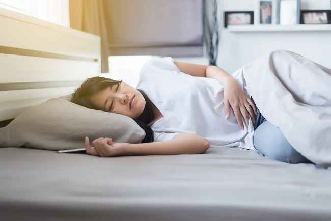 Ini Tips Mengatasi Susah Tidur Saat Menstruasi