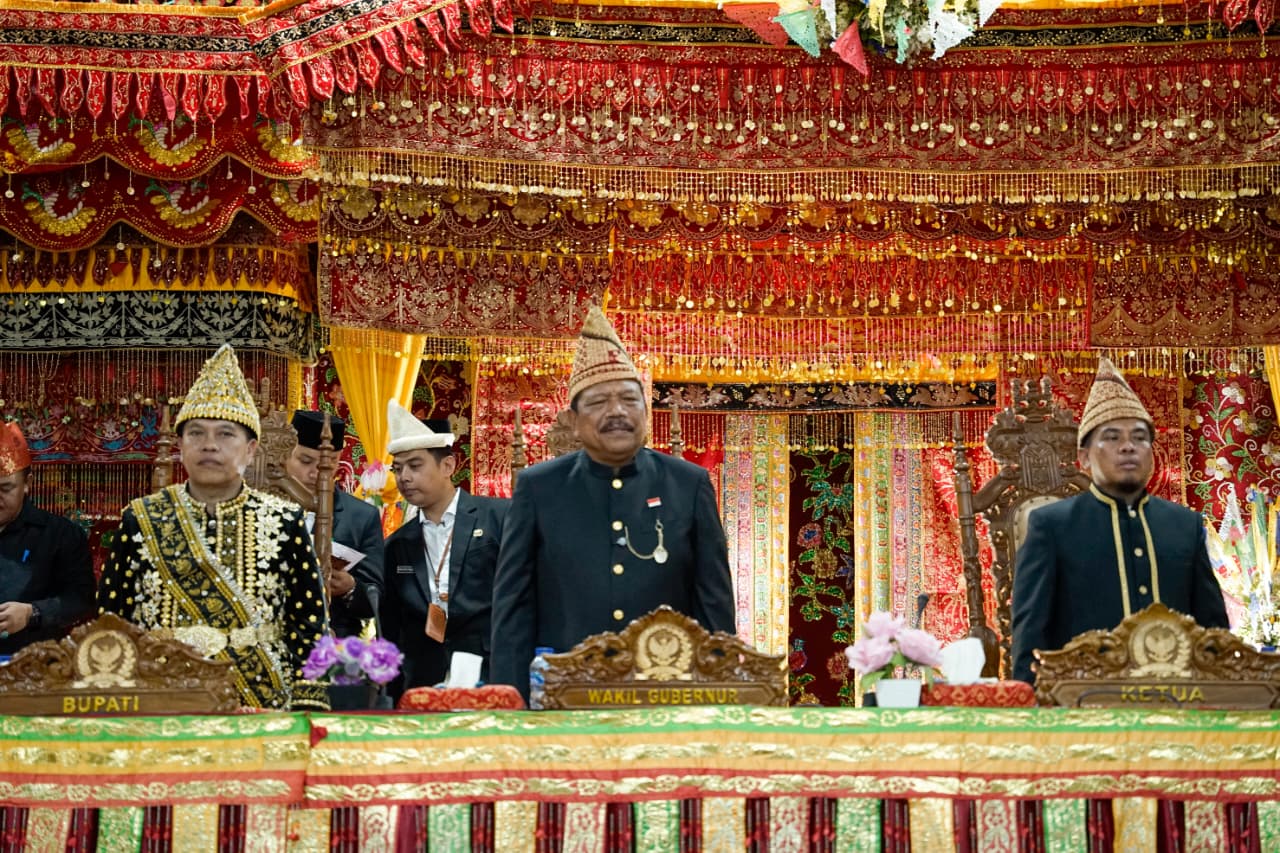 HUT Lebong ke-22, Helmi–Mian Beri Kado Jalan Mulus hingga Ambulans Gratis