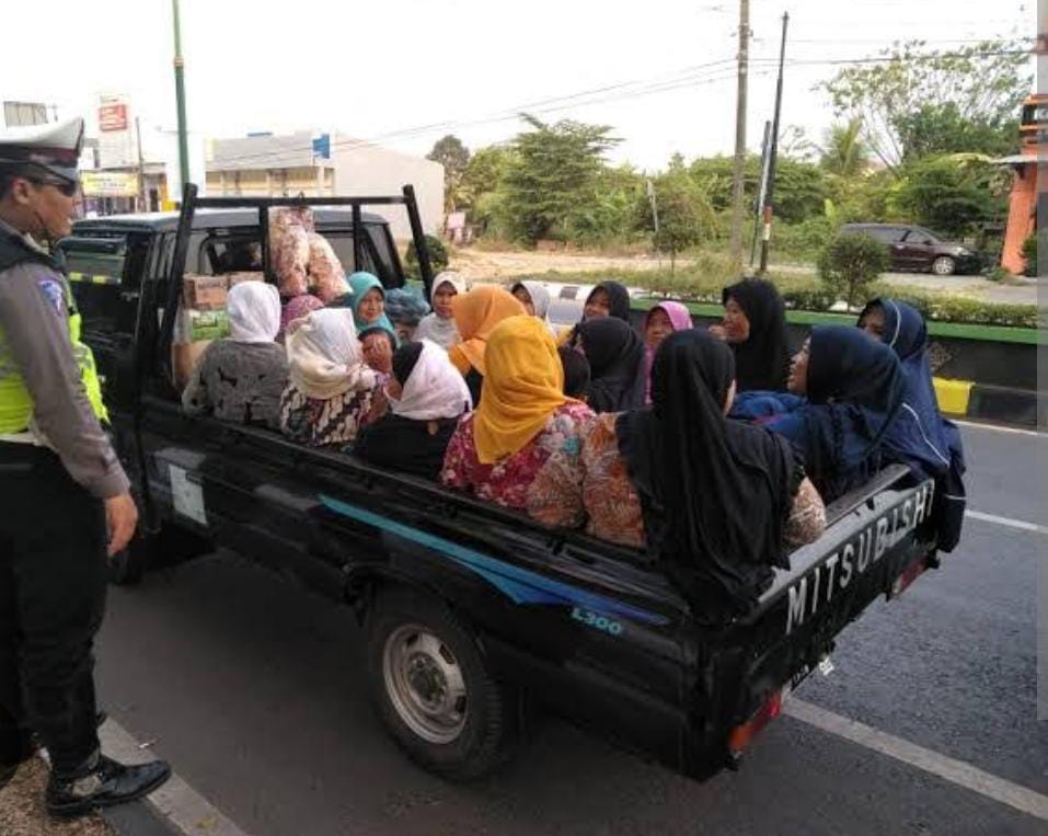 Berbahaya! Pemkot Kembali Ingatkan Larangan Mobil Bak Terbuka Bawa Penumpang