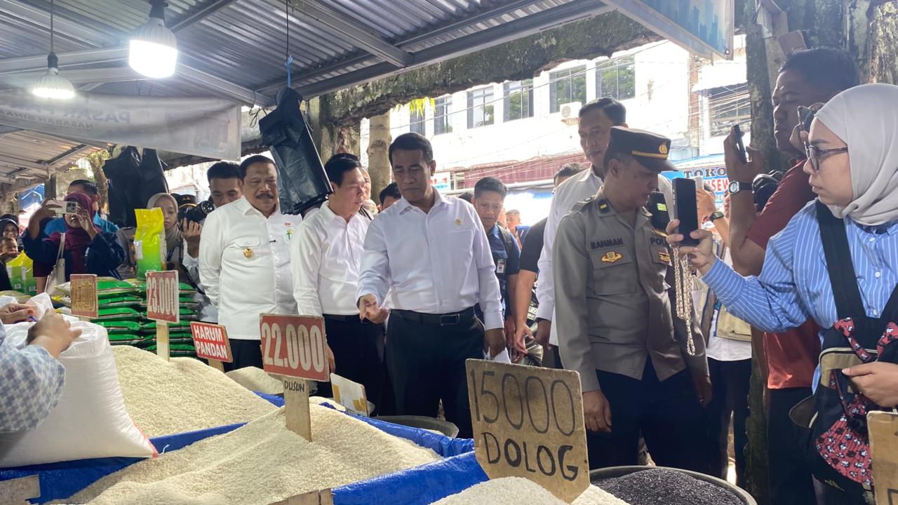 Menteri Pertanian Tinjau Penyaluran Beras SPHP di Pasar Panorama Kota Bengkulu