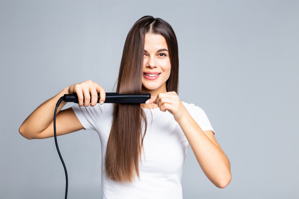 Ini 5 Dampak Negatif Sering Mencatok Rambut