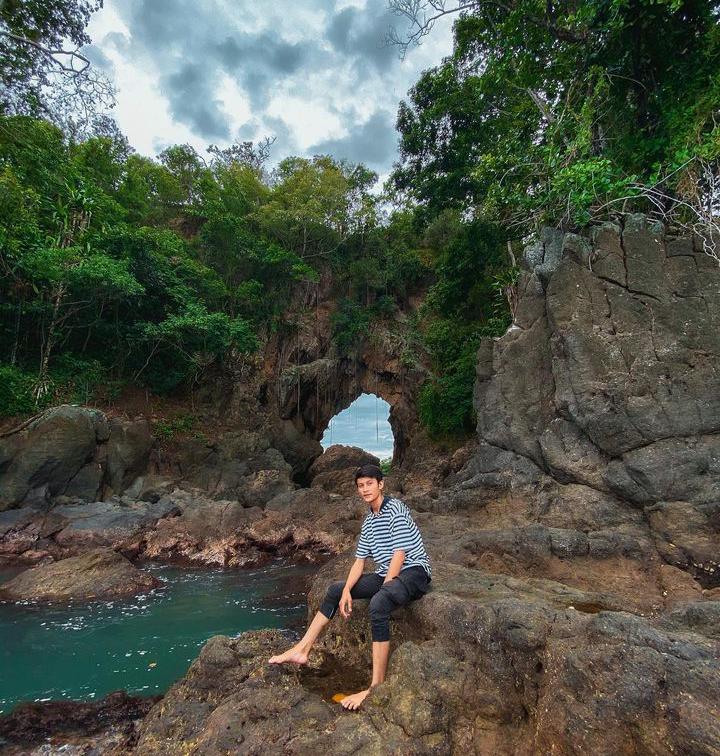 Menyusuri Cantiknya Pantai Batu Lubang di Maluku