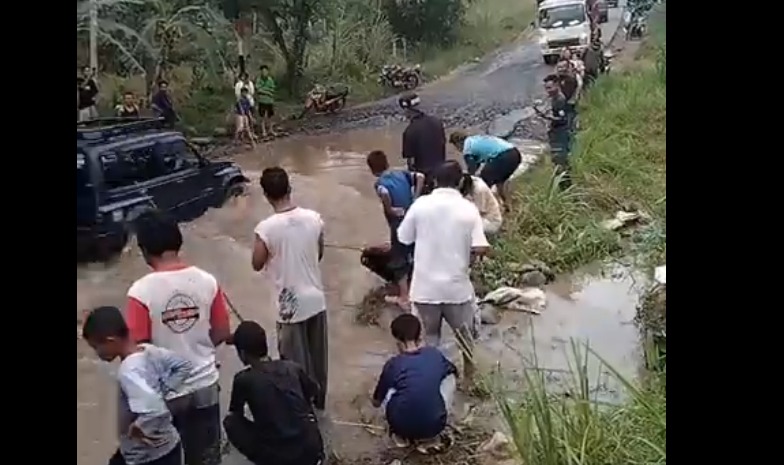 Seru! Warga Lomba Mancing di Kubangan Jalan Rusak di Bengkulu Utara