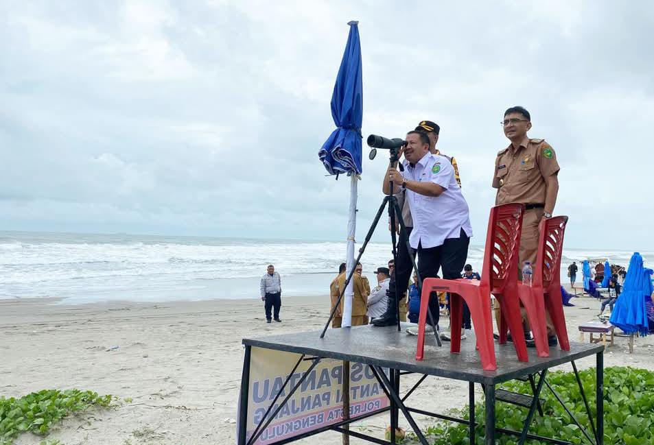 Warning Keras! Pj Walikota Imbau Masyarakat Tak Berenang di Pantai