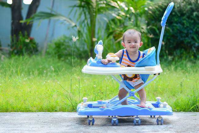 Jika Tidak Ingin Bayi Terluka Hentikan Memakai Baby Walker!