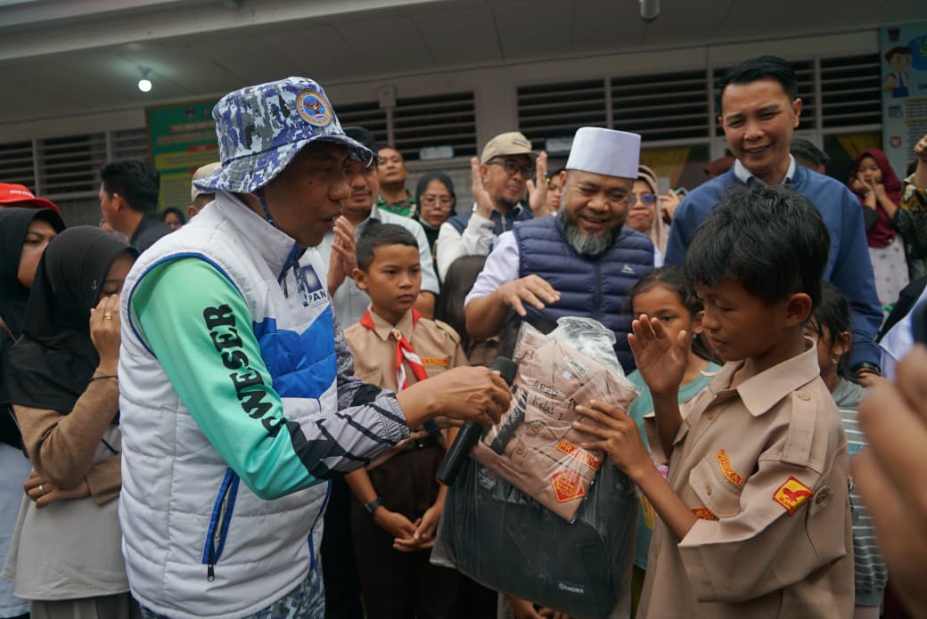Tinjau Banjir Bandang di Batu Busuk, Gubernur Helmi Serahkan Bantuan untuk Warga yang Kehilangan Rumah