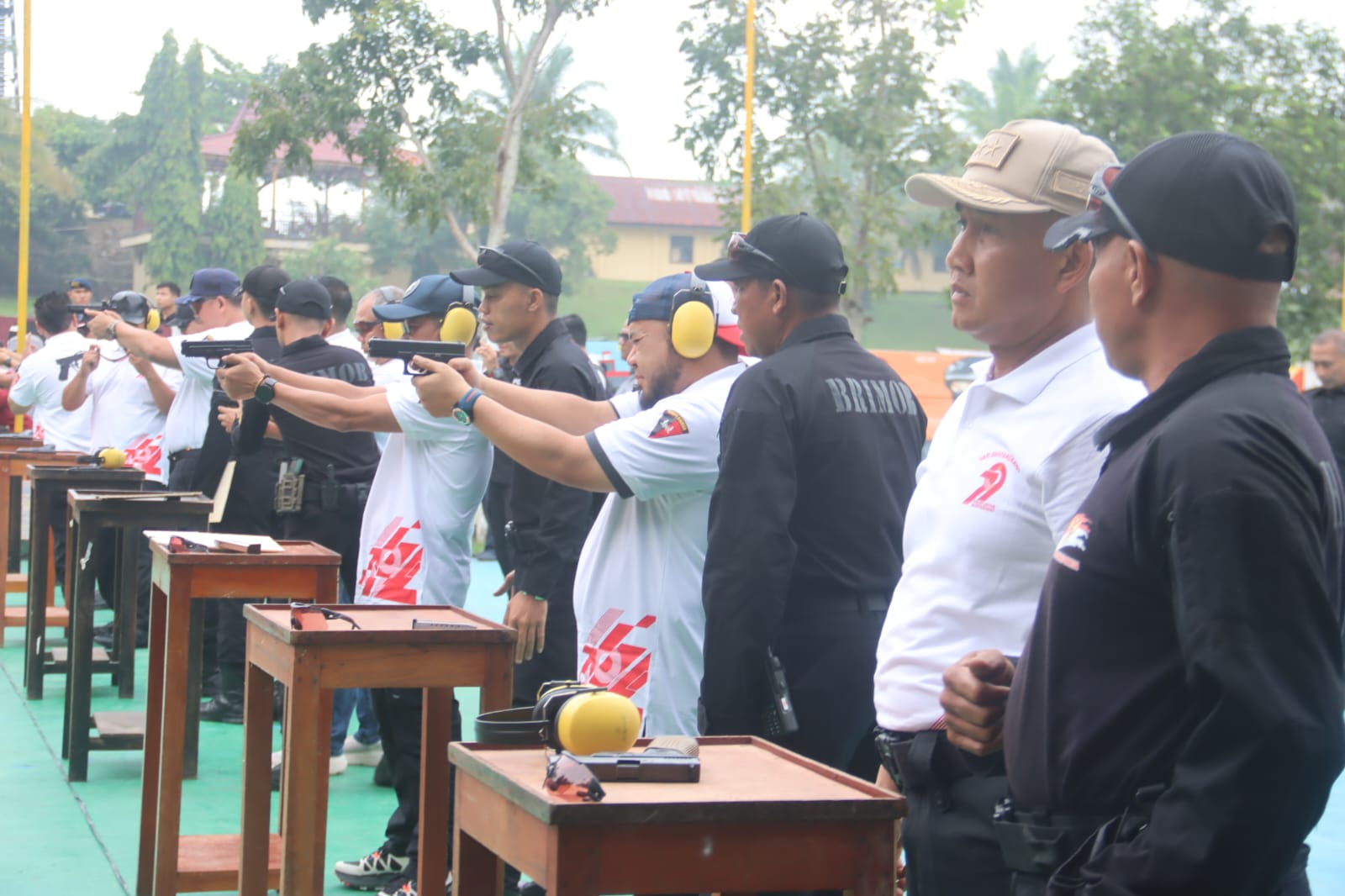 Polda Bengkulu Gelar Eksibisi Menembak Bersama Forkopimda dan Wartawan Rayakan Hari Bhayangkara ke-79