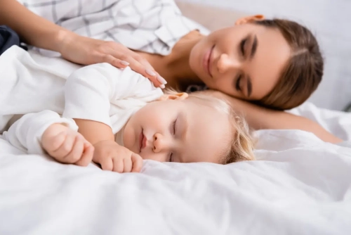Ini Bahayanya Ketika Bayi Tidur Satu Ranjang dengan Orang Tua