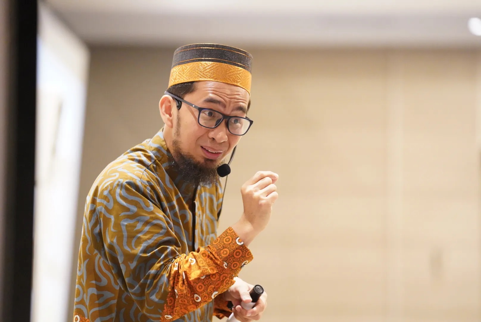 Ustadz Adi Hidayat: Setelah Sholat Jumat Baca Doa ini, Hajat Terkabul Rezeki Lancar hingga Hutang Lunas