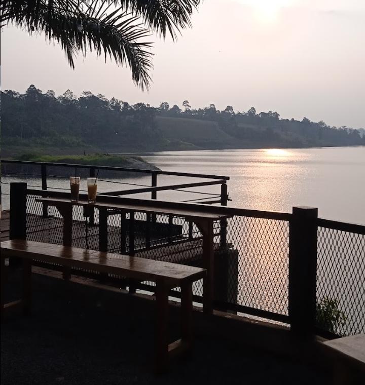 Bersantai dan Bercerita Sambil Menikmati Pemandangan yang Indah di Taman Wisata Senja Rumah Kayu Lampung 