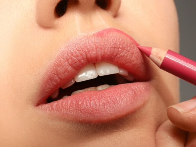 Ini Dia Pilihan Lipstik yang Cocok untuk Bibir Kering 