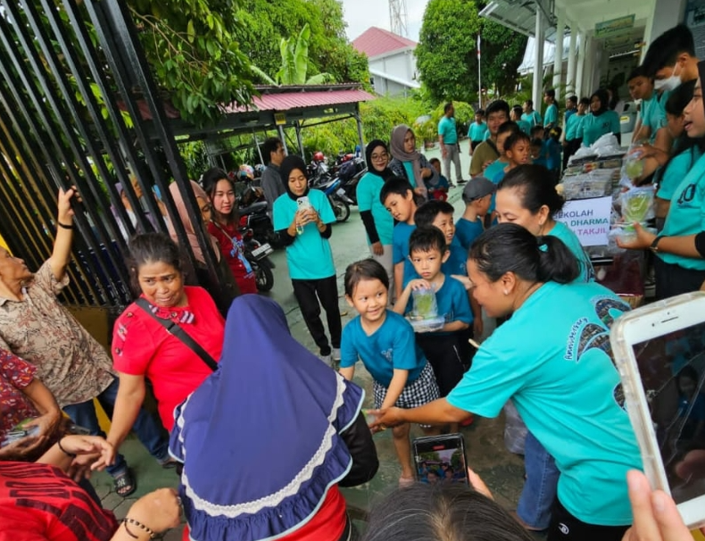 Ajari Anak-anak Toleransi Beragama, Sekolah Patria Dharma Bengkulu Berbagi Takjil di Bulan Puasa