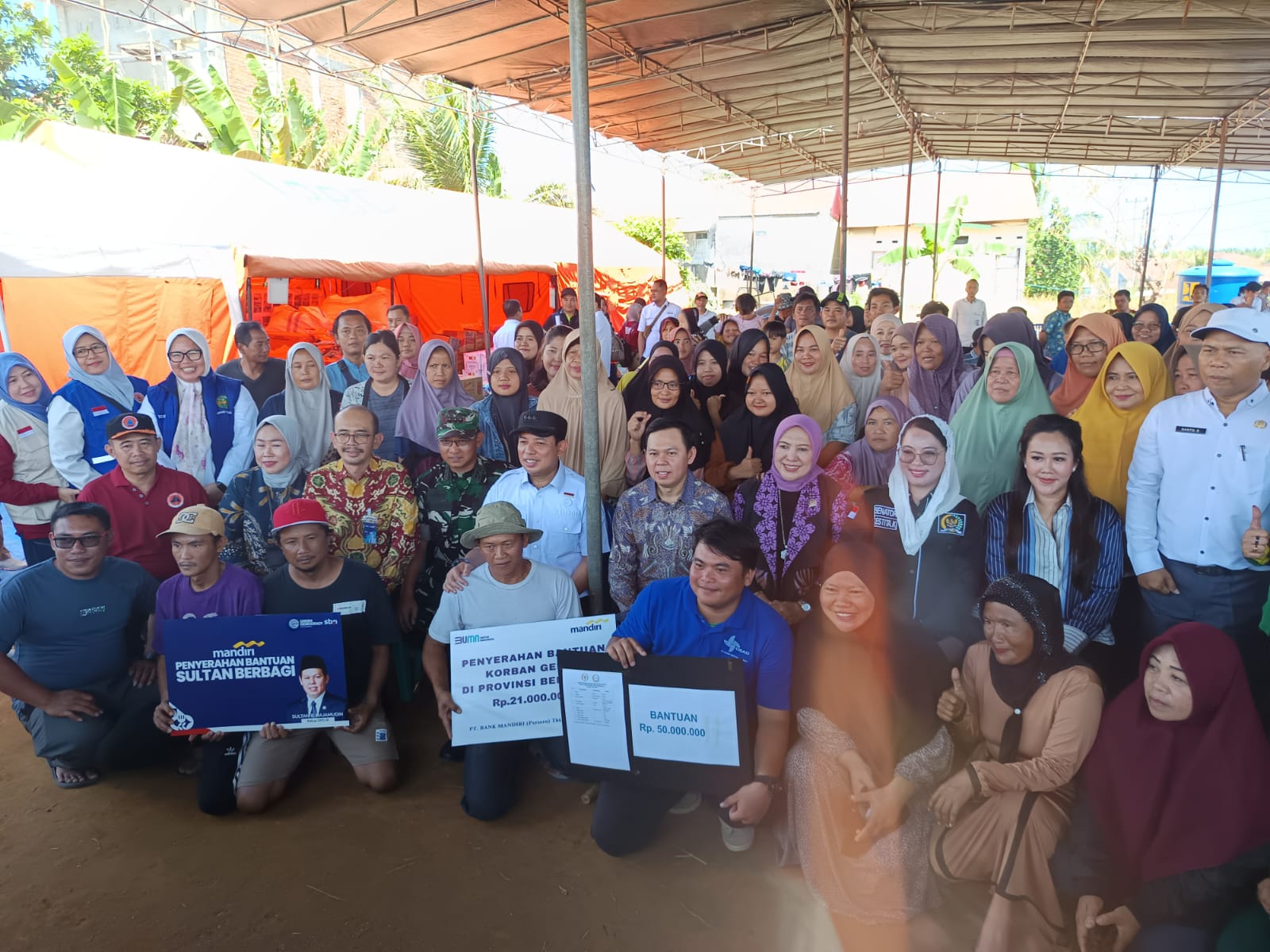 Solidaritas Gempa Bengkulu, Para Senator Turun Langsung Salurkan Bantuan Tunai ke Korban di Betungan