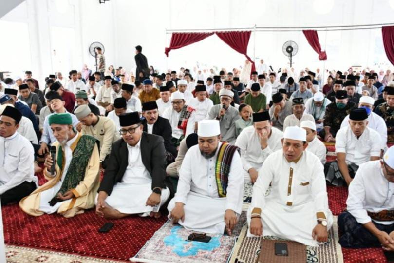 Walikota Bengkulu dan Ratusan Warga Solat Idul Fitri Perdana di Masjid Kota Merah Putih  