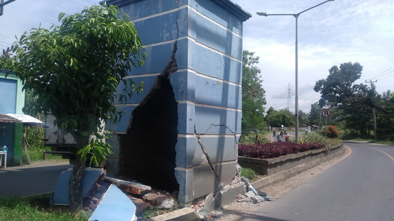 Gapura Nakau Rusak Parah, Bahayakan Pengendara