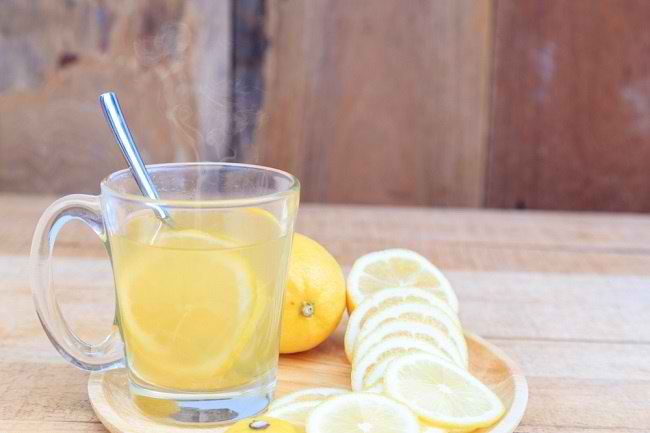 Suka Minum Air Lemon Hangat di Pagi Hari? Ini Manfaatnya