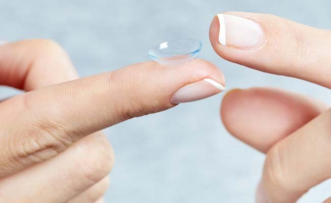 Mata Sering Perih dan Berair Saat Menggunakan Softlens? Begini Tips Memakainya Agar Nyaman Saat Digunakan 