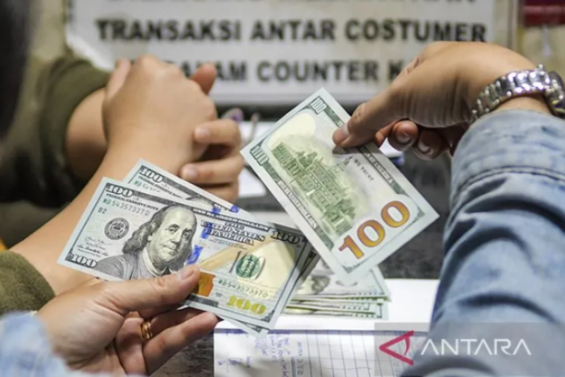 Dolar Kembali Menguat Dipicu Belanja Konsumen