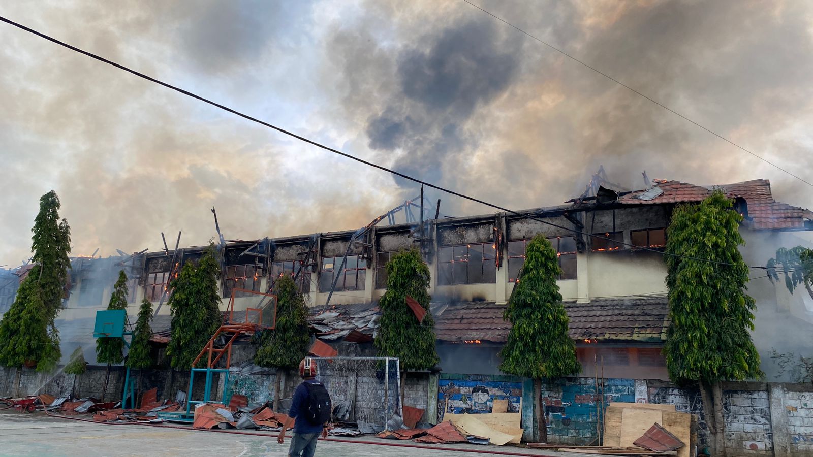 Bangunan SMKN 3 Kota Bengkulu Terbakar, Tim Pemadam Masih Berjibaku Padamkan Api
