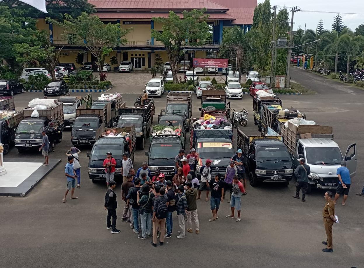 Puluhan Petugas Sampah Geruduk Kantor Walikota, Ini Penyebabnya