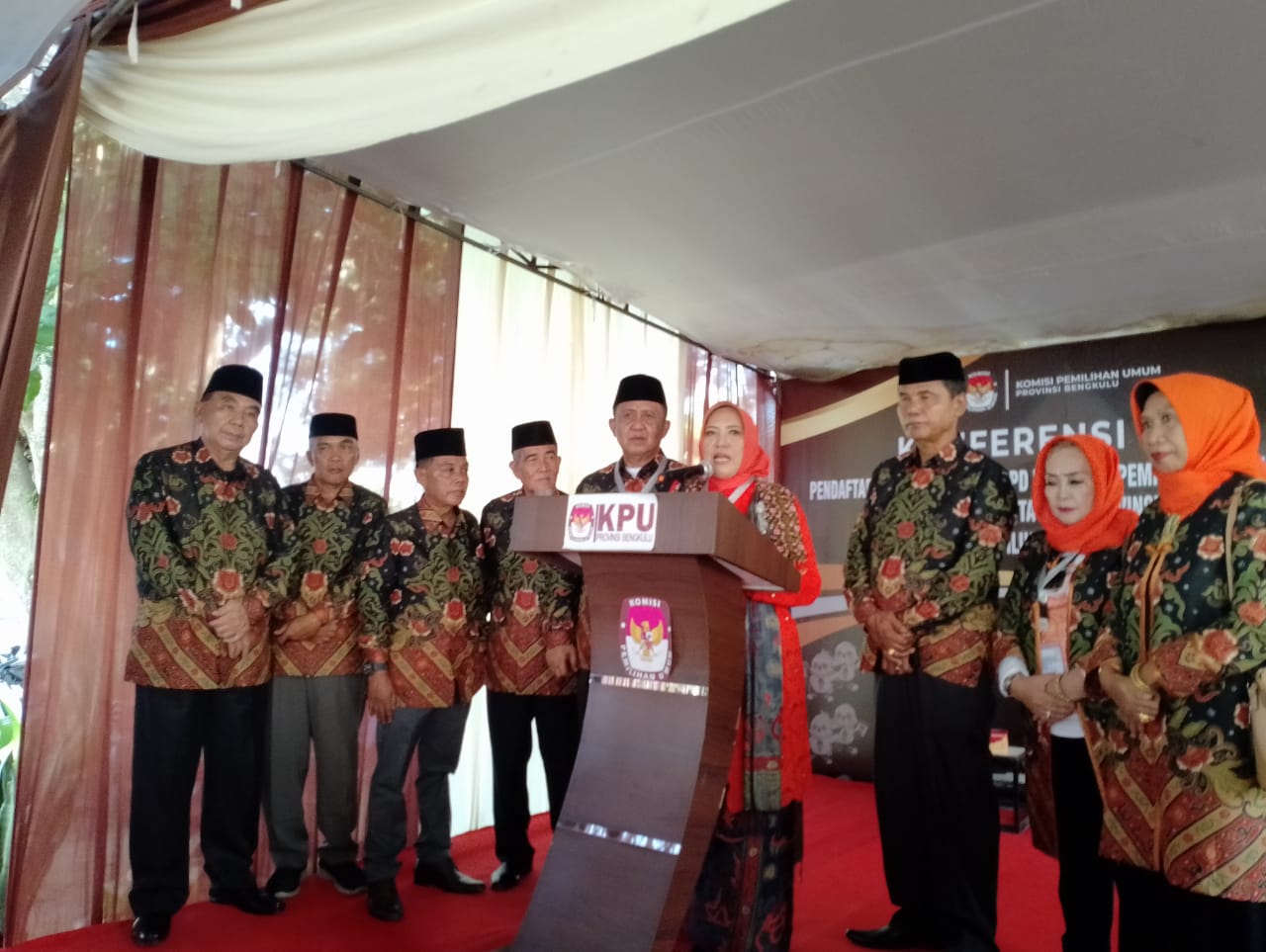 Diantar Emak-emak, Leni Jhon Latief Daftar DPD RI ke KPU Provinsi Bengkulu