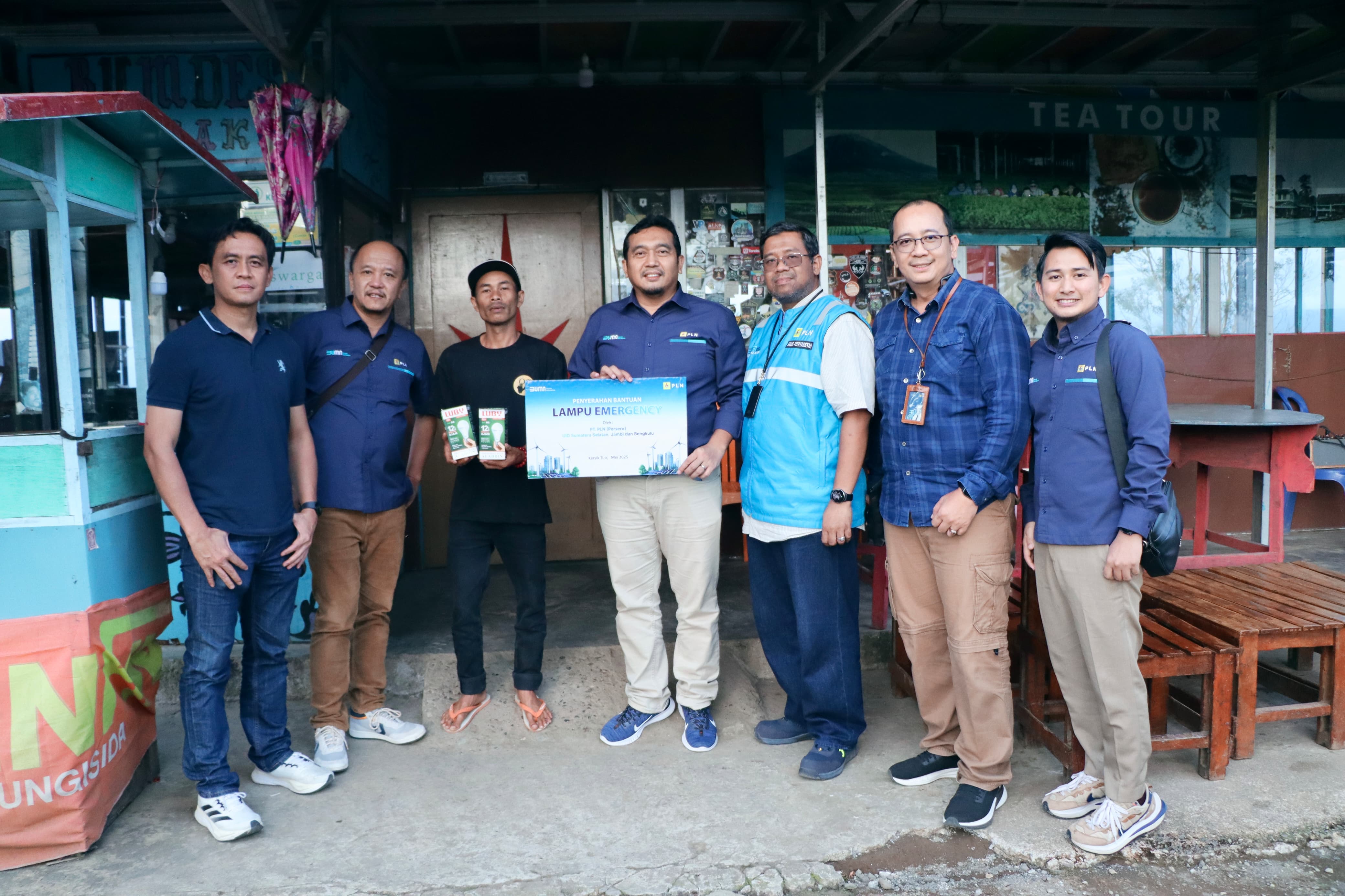 PLN Bagikan 1.600 Lampu Emergency & Dorong Kota Energi Hijau di Sungai Penuh dan Kerinci